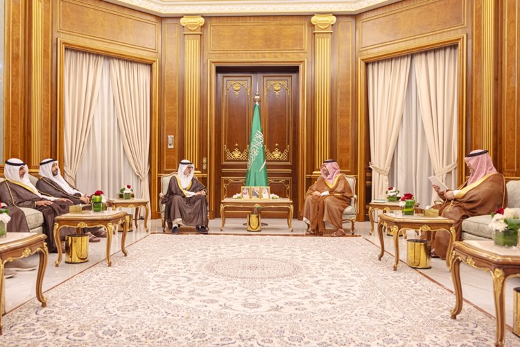 وزير الخارجية الشيخ جراح الجابر خلال اللقاء مع وزير الدولة عضو مجلس الوزراء السعودي صاحب السمو الملكي الأمير تركي بن محمد بن فهد
