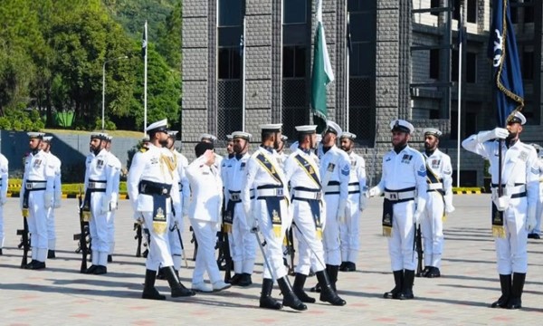 آمر القوة البحرية بحث مع وزير الدفاع الباكستاني سبل تطوير التعاون المشترك