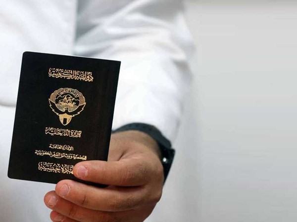 فقد الجنسية الكويتية من 18 شخصاً