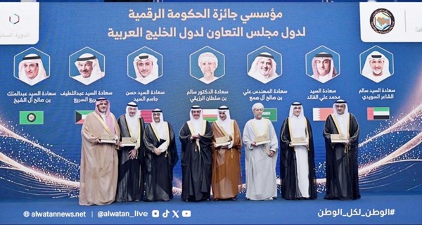 وزير الداخلية البحريني رئيس اللجنة الوزارية لتقنية المعلومات والاتصالات الفريق أول الشيخ راشد بن عبدالله آل خليفة والأمين العام لمجلس التعاون الخليجي جاسم البديوي خلال تكريم عبد اللطيف السريع ومؤسسي جائزة الحكومة الرقمية لدول «التعاون»