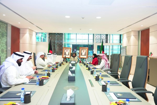 وزيرة الشؤون الاجتماعية د. أمثال الحويلة ورئيس مجلس إدارة جمعية المكفوفين فايز العازمي والحضور خلال الاجتماع