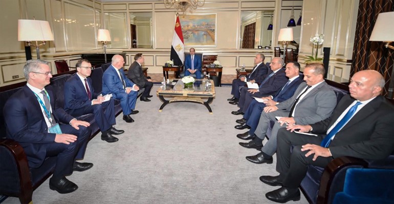 الرئيس عبدالفتاح السيسي مستقبلا أليكسي ليخاتشوف المدير العام للوكالة الروسية للطاقة النووية في موسكو أمس