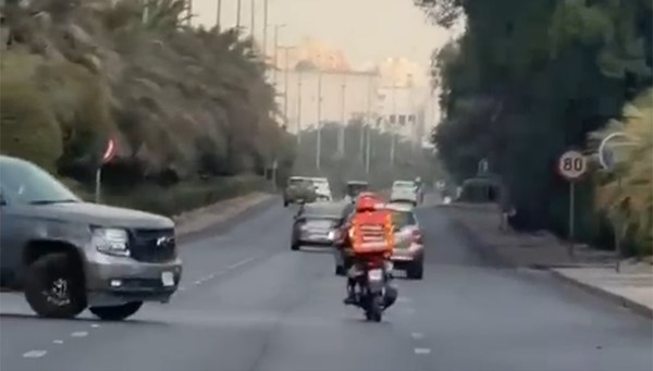 «المرور» تلاحق مخالفات دراجات توصيل الطلبات