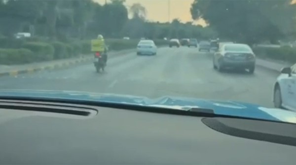 «المرور» تلاحق مخالفات دراجات توصيل الطلبات