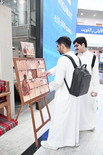 لقطة من زاوية أخرى لتفاعل الطلبة
