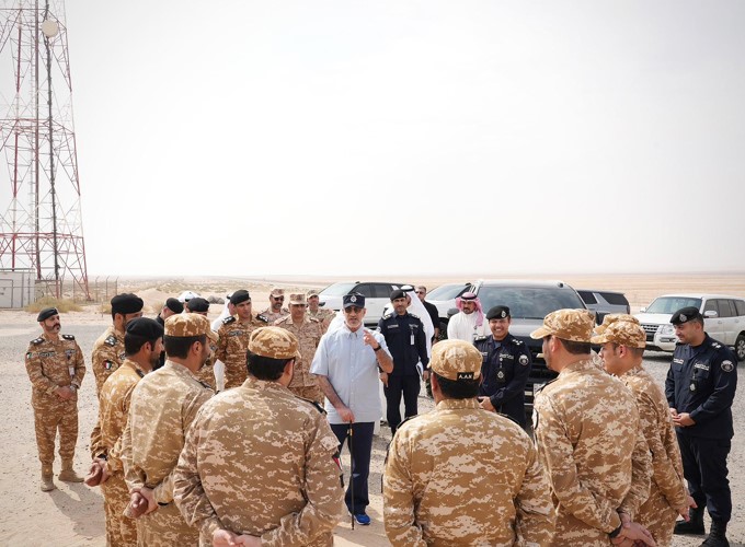 النائب الأول لرئيس مجلس الوزراء ووزير الداخلية الشيخ فهد اليوسف متحدثا إلى أبنائه العسكريين خلال الجولة على المراكز الحدودية الشمالية ويبدو العميد ناصر ابوصليب