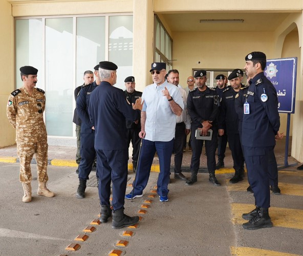النائب الأول لرئيس مجلس الوزراء ووزير الداخلية الشيخ فهد اليوسف ورئيس قطاع أمن الحدود وخفر السواحل اللواء مجبل بن شوق وعدد من القيادات الأمنية خلال الجولة