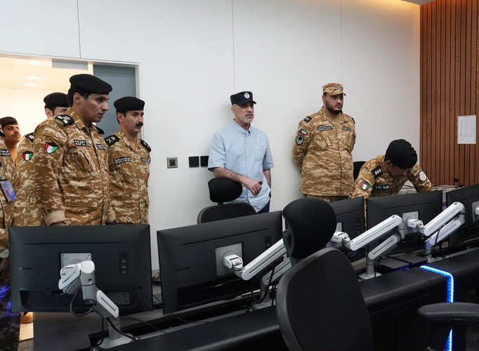 النائب الأول لرئيس مجلس الوزراء ووزير الداخلية الشيخ فهد اليوسف ومتابعة في غرفة العمليات