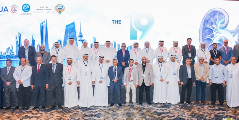 وزير الصحة د.أحمد العوضي ورئيس الرابطة الكويتية للمسالك البولية ورئيس المؤتمر د.فيصل الهاجري مع المشاركين في المؤتمر السنوي 19 للرابطة الكويتية